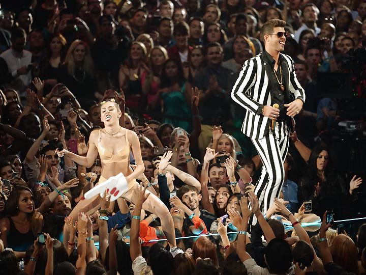 25P Miley Cyrus Stripper Posing at VMA 2013 Gallery 1