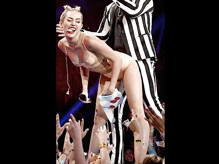 25P Miley Cyrus Stripper Posing at VMA 2013 Gallery 1