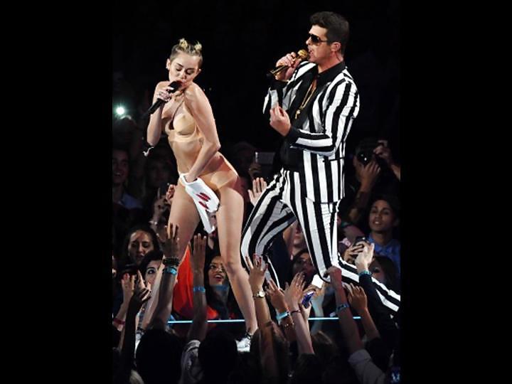 25P Miley Cyrus Stripper Posing at VMA 2013 Gallery 1