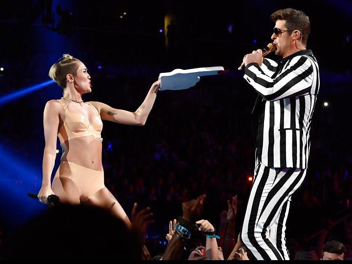 25P Miley Cyrus Stripper Posing at VMA 2013 Gallery 1