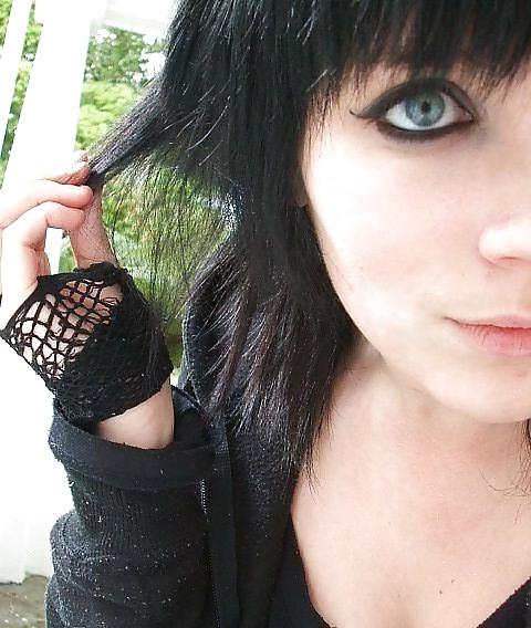 25P Some Amateur Emo Girls pics