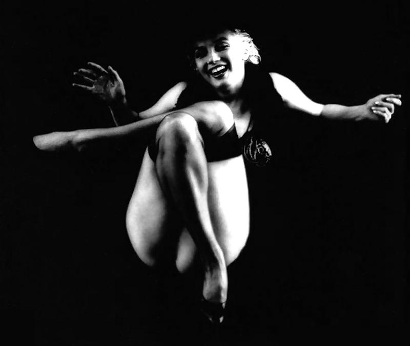 20P Marilyn Monroe in black stockings