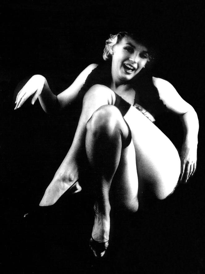 20P Marilyn Monroe in black stockings