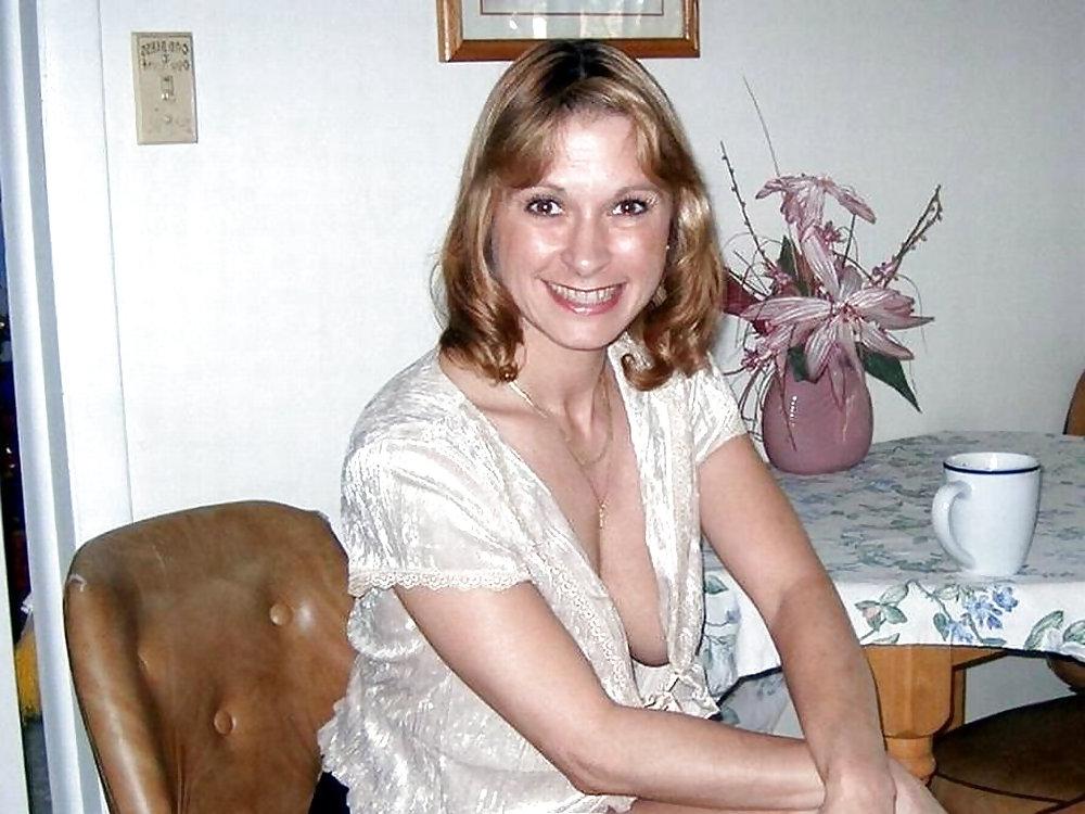 25P SWINGER WIFE IN HOME