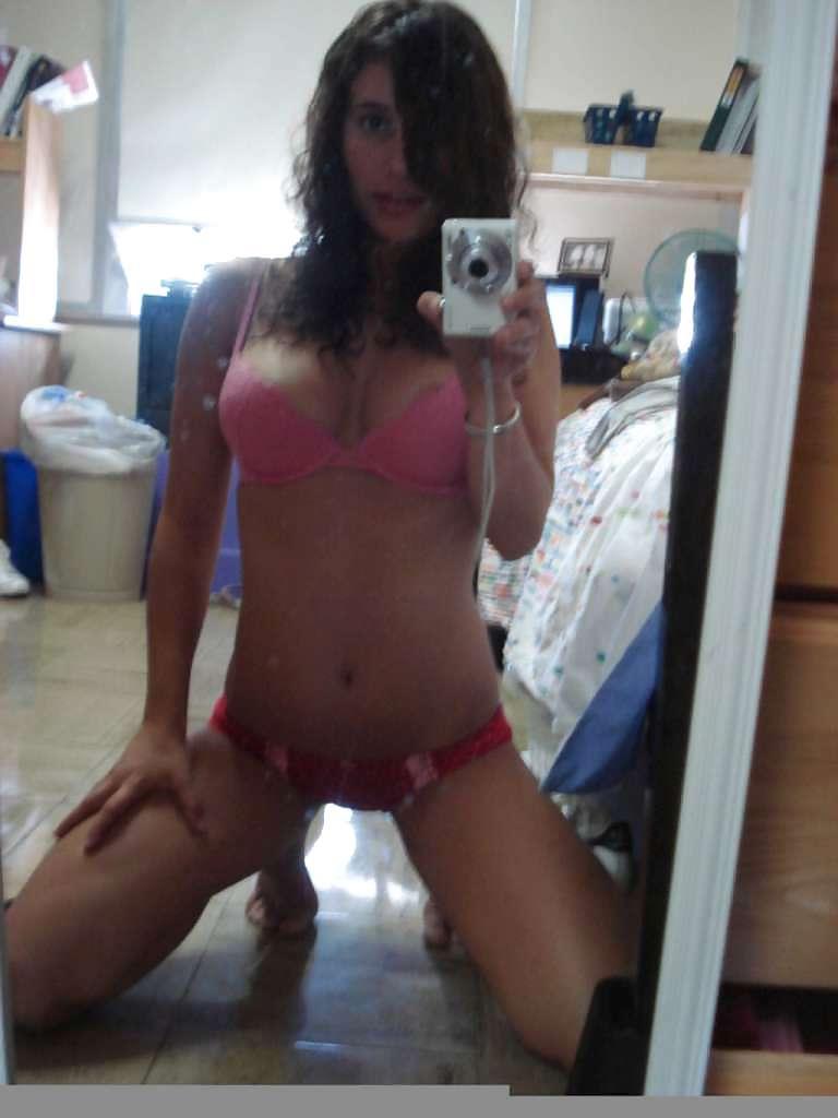 25P Her Homemade Pics : Brunette Cutie