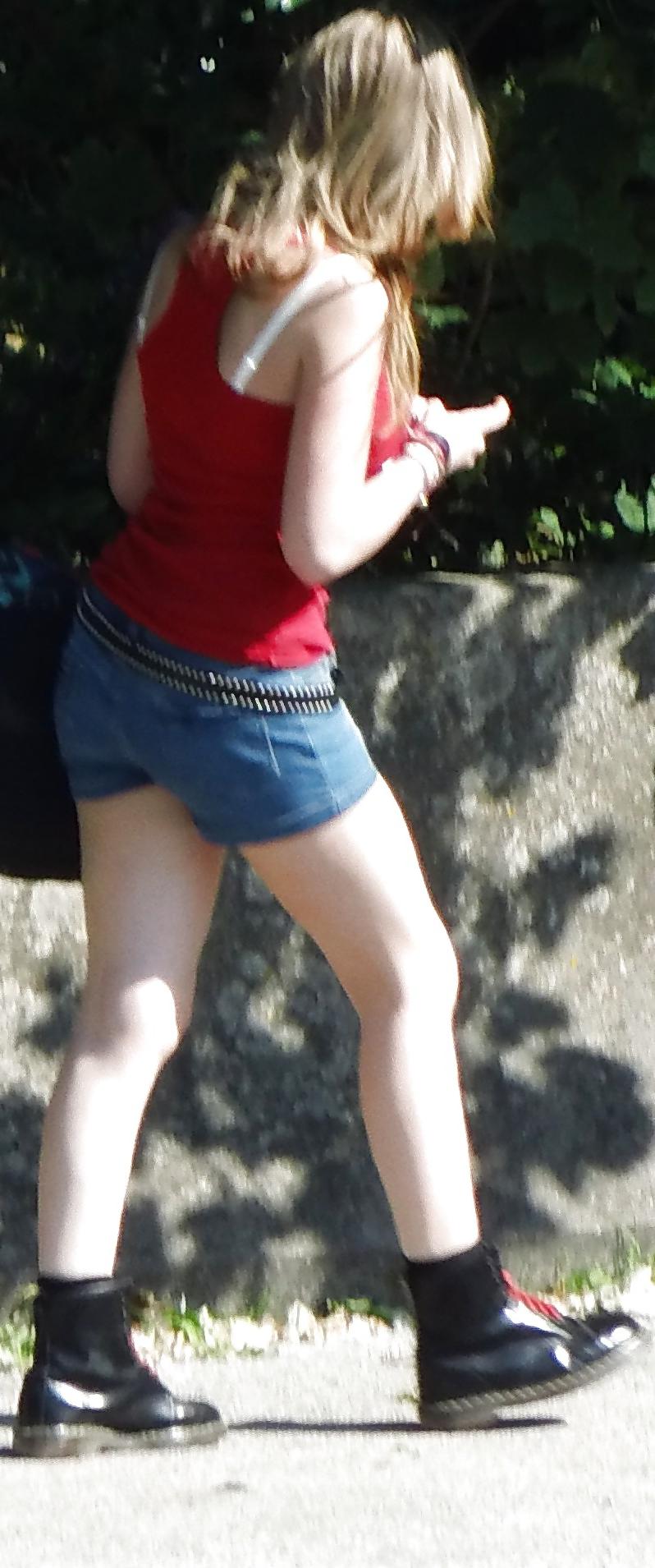 25P Girls in the street - filles dans la rue