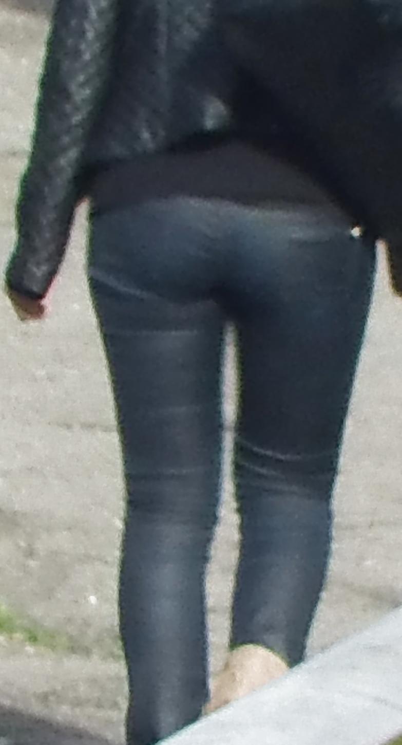 25P Girls in the street - filles dans la rue