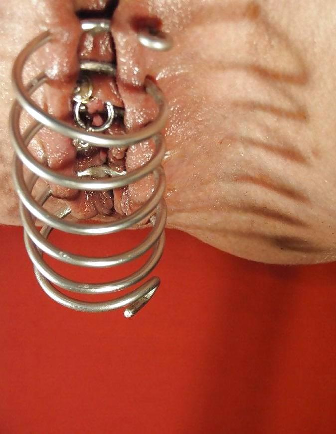 20P Pierced & Tatooed Pussy 01