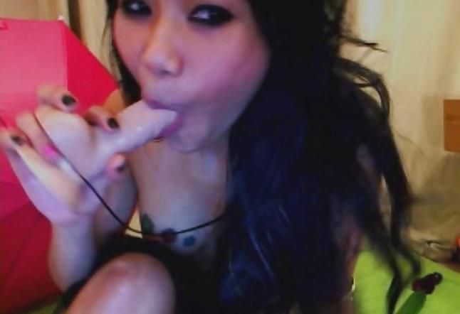 10P Big ass thai cam girl teasing me