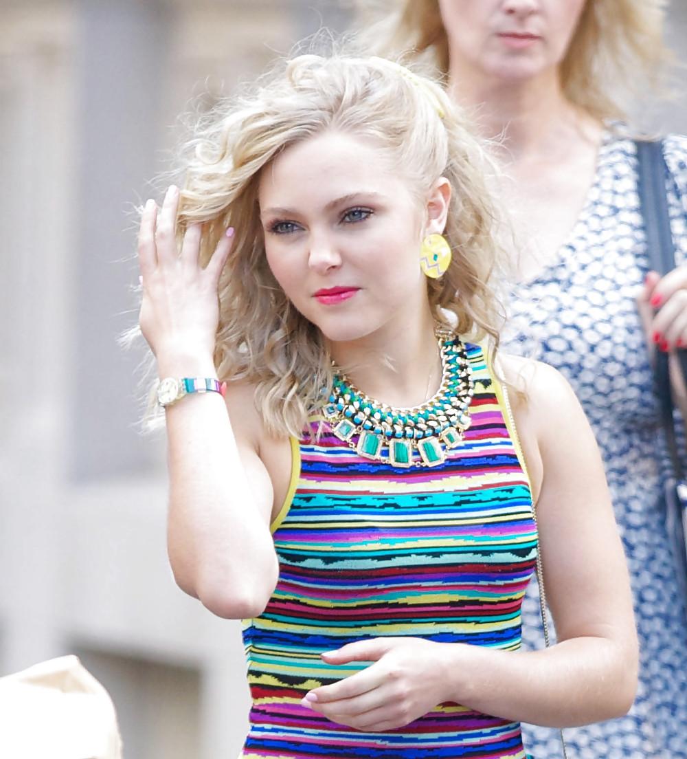 25P AnnaSophia Robb - Booty Inspection!