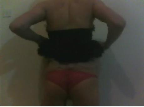 5P Crossdressing-Schlampe spielt mit einem Dildo