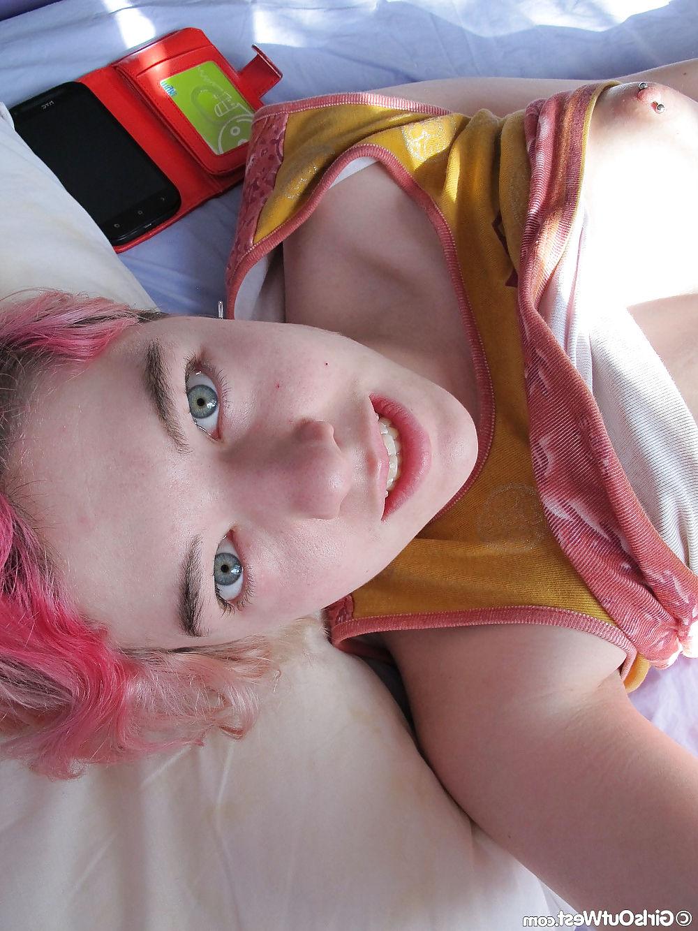 16P Pierced amateur babe Amilie selfshot pics