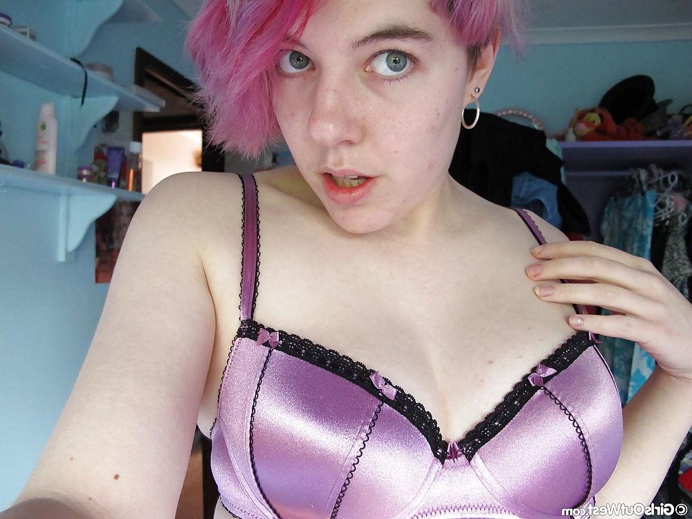 16P Pierced amateur babe Amilie selfshot pics