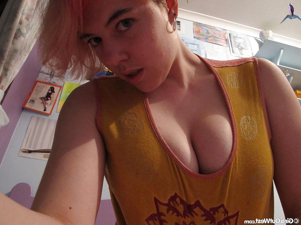 16P Pierced amateur babe Amilie selfshot pics