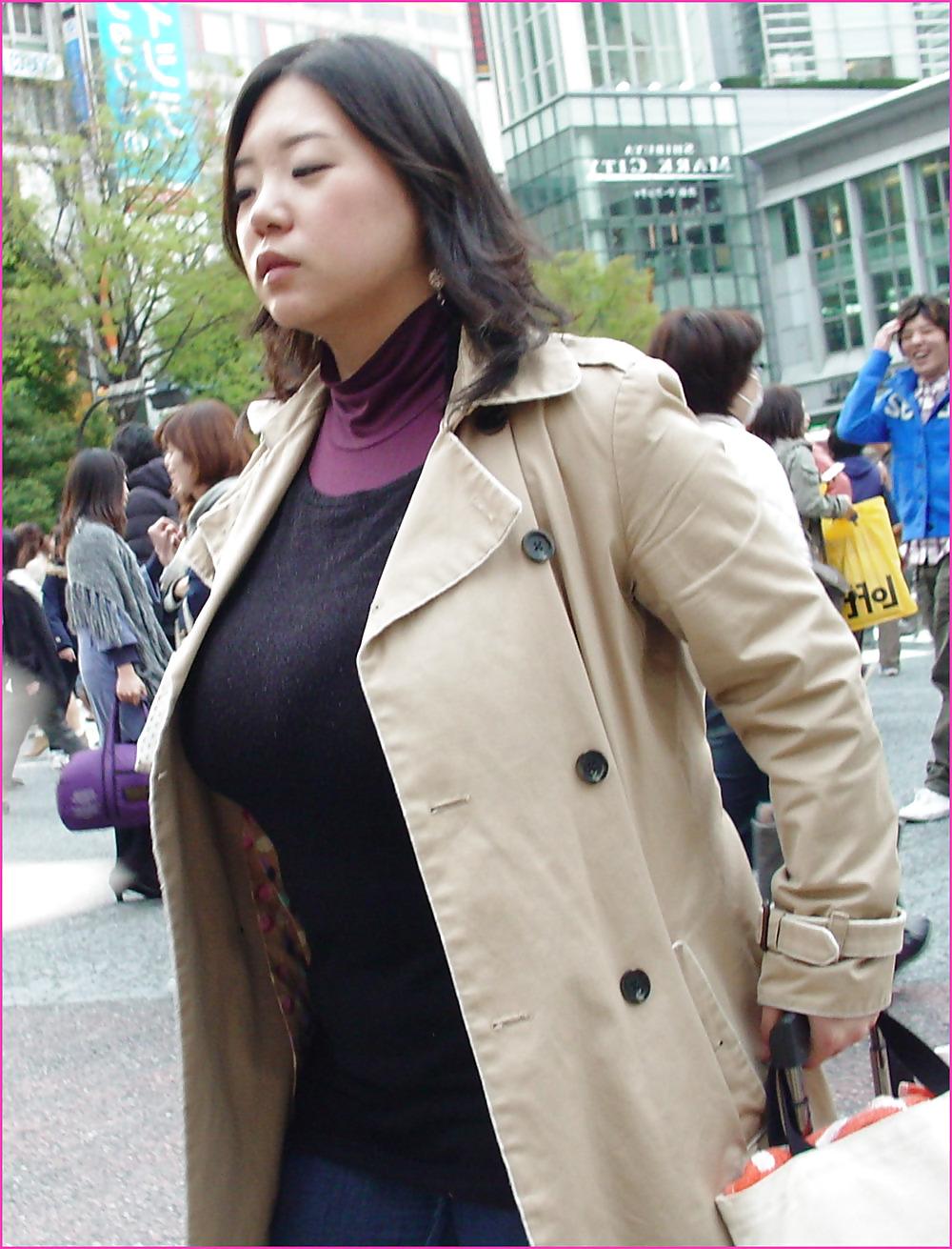 12P Various Japanese Girls on the Street pt4