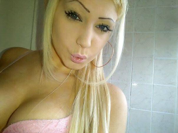 10P Sexy English Slut (Piercing)