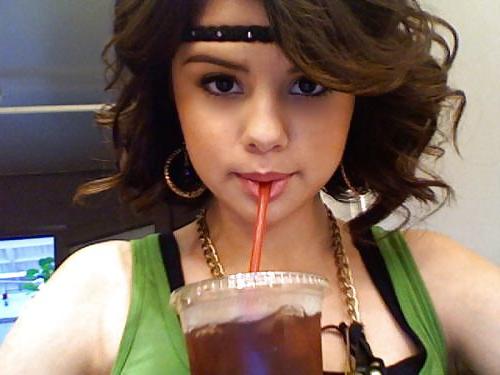 25P Celebs Eating Food