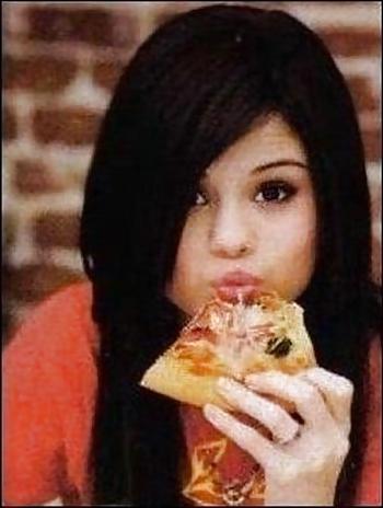 25P Celebs Eating Food