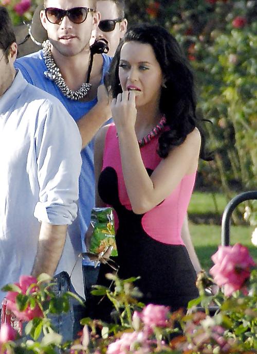 25P Celebs Eating Food