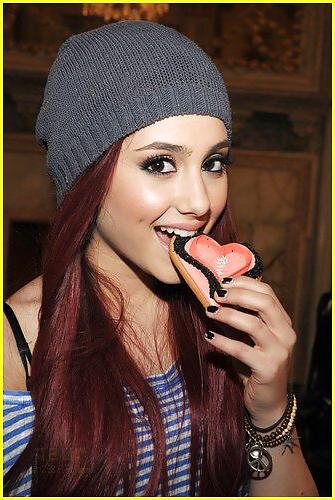 25P Celebs Eating Food