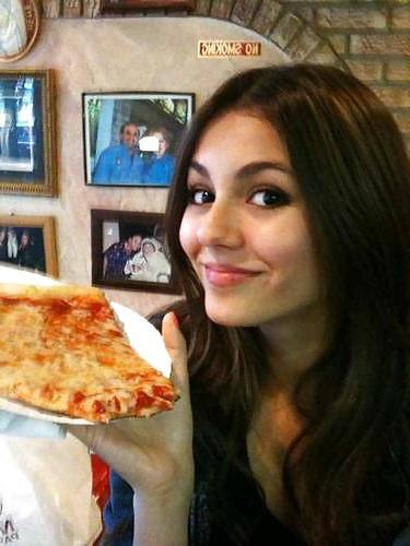 25P Celebs Eating Food