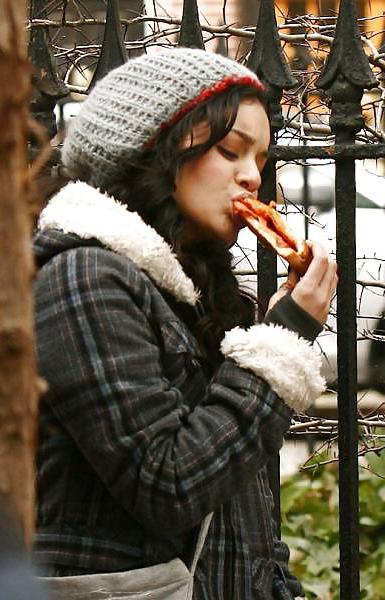 25P Celebs Eating Food