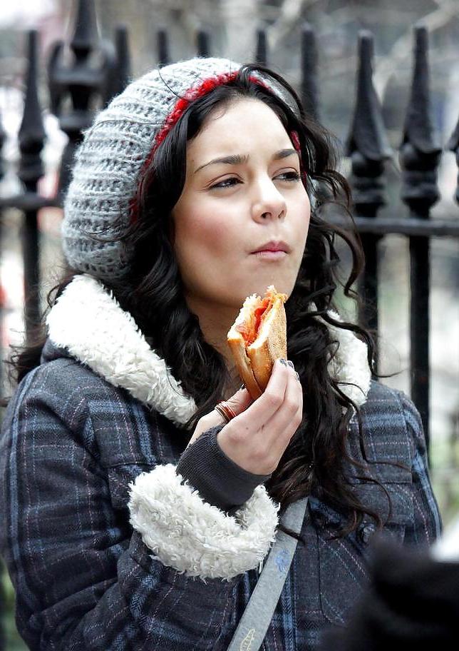 25P Celebs Eating Food