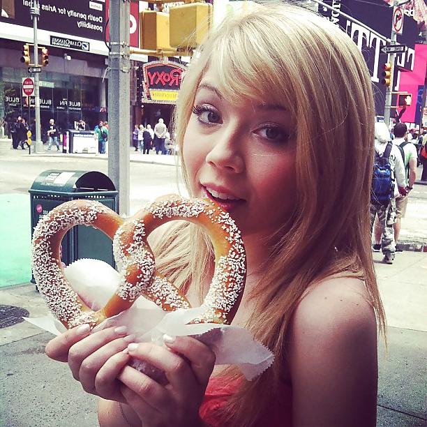 25P Celebs Eating Food