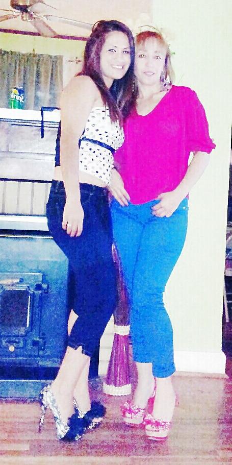 6P Mi sesy tia con sus hermosos tacones!!