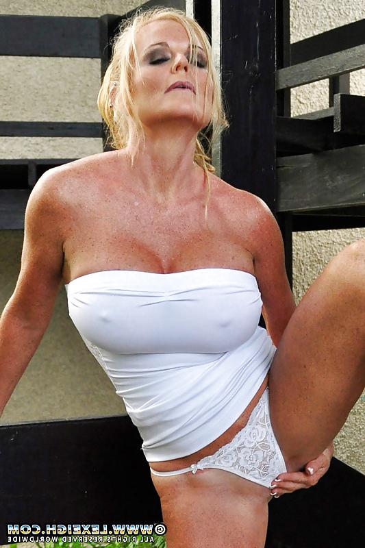 18P MILF MASTURBATION