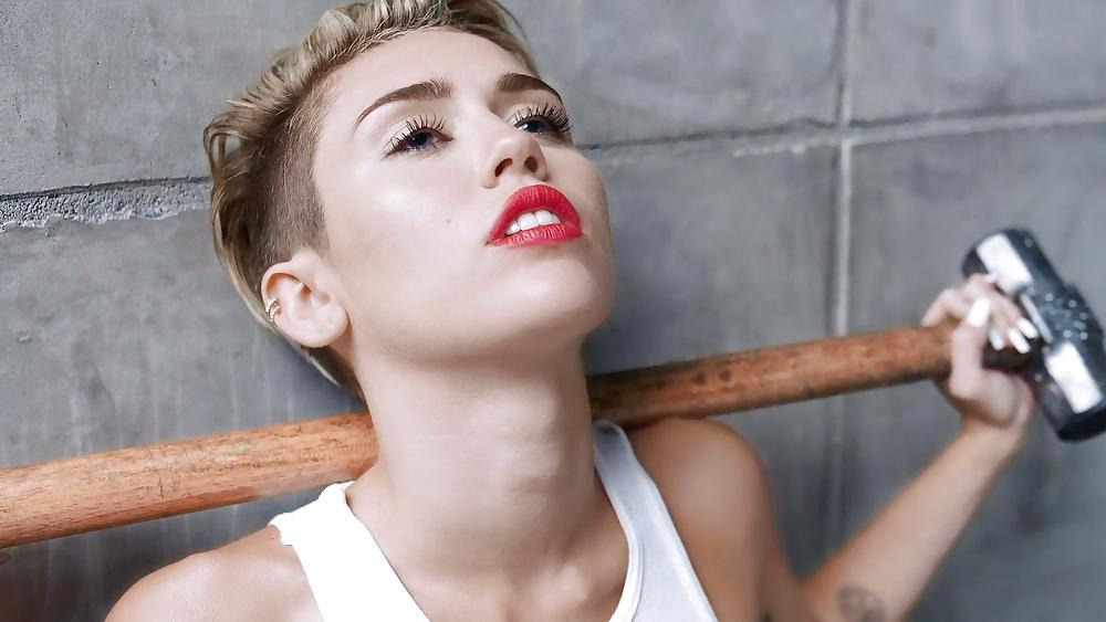 16P Miley cyrus naked pics from wrecking ball video