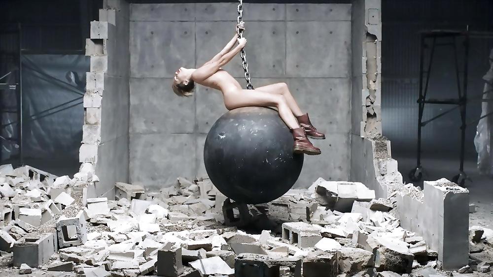 16P Miley cyrus naked pics from wrecking ball video