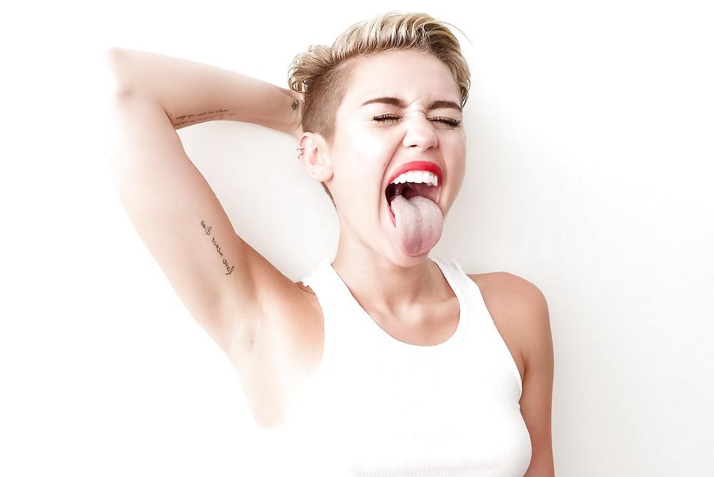 16P Miley cyrus naked pics from wrecking ball video