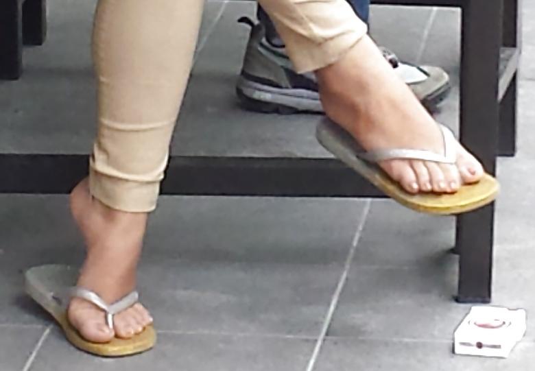 6P Pinay Real Estate Agent With Nice Feet