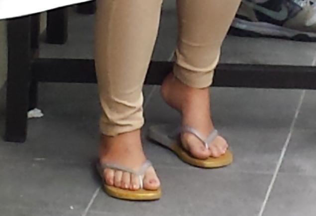6P Pinay Real Estate Agent With Nice Feet