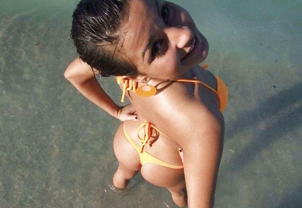 16P Sexy girl on the beach