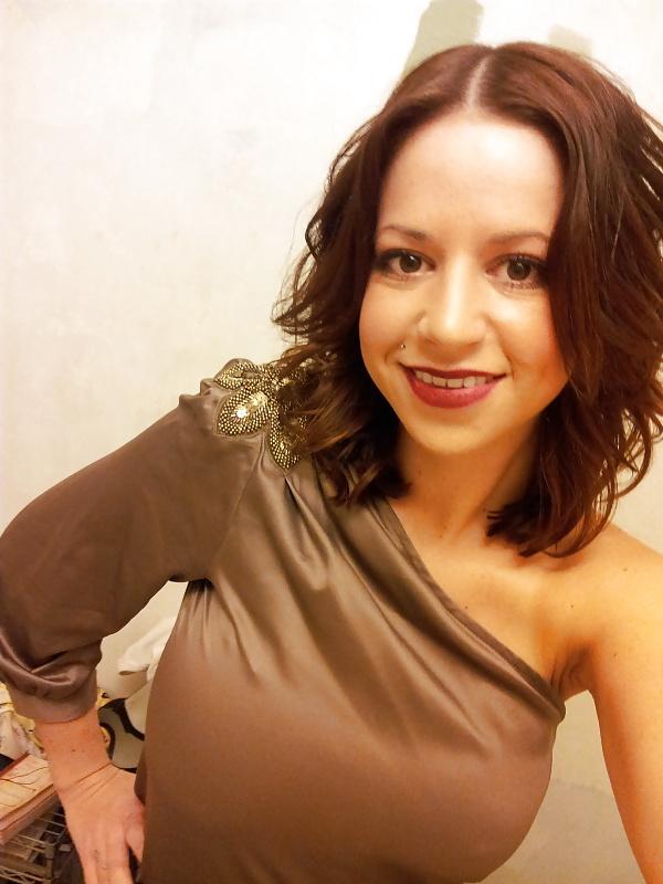 9P Nicole teases us with her big boobs