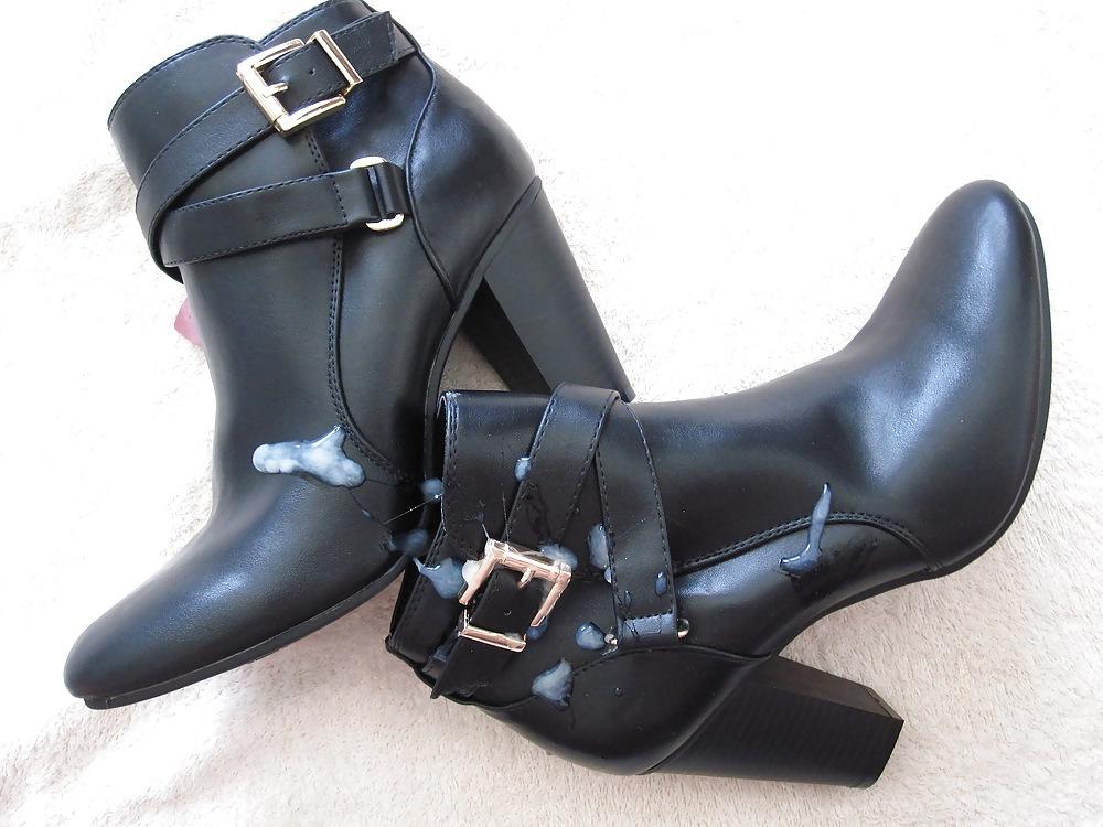 5P Black leather heeled boots cummed