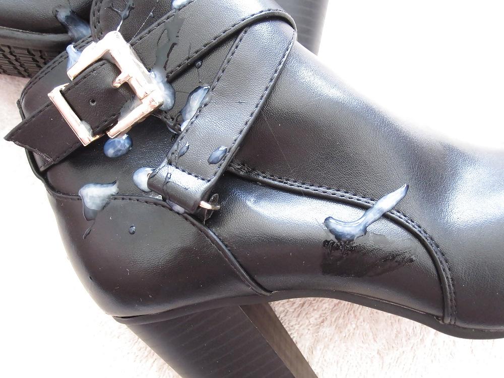5P Black leather heeled boots cummed