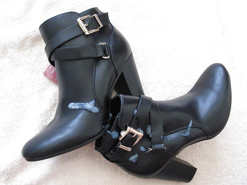 5P Black leather heeled boots cummed