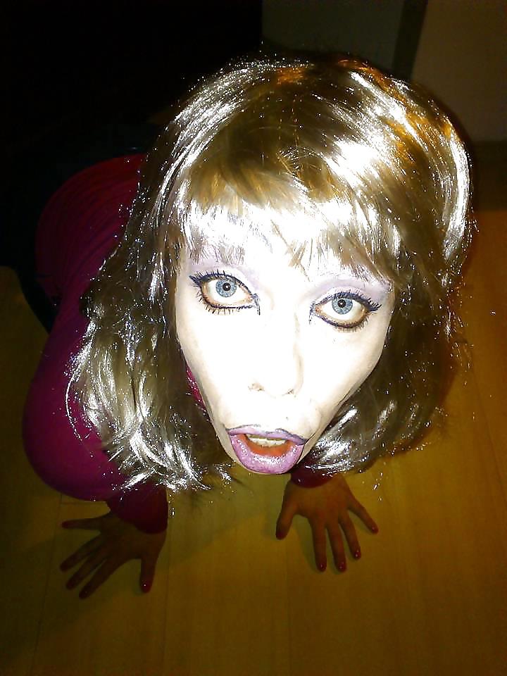 17P Sissy Karolina Back For Master