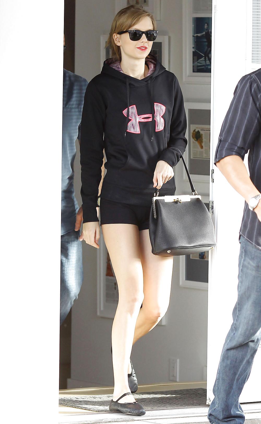 10P Taylor Swift - Sweet Booty in Tiny Shorts
