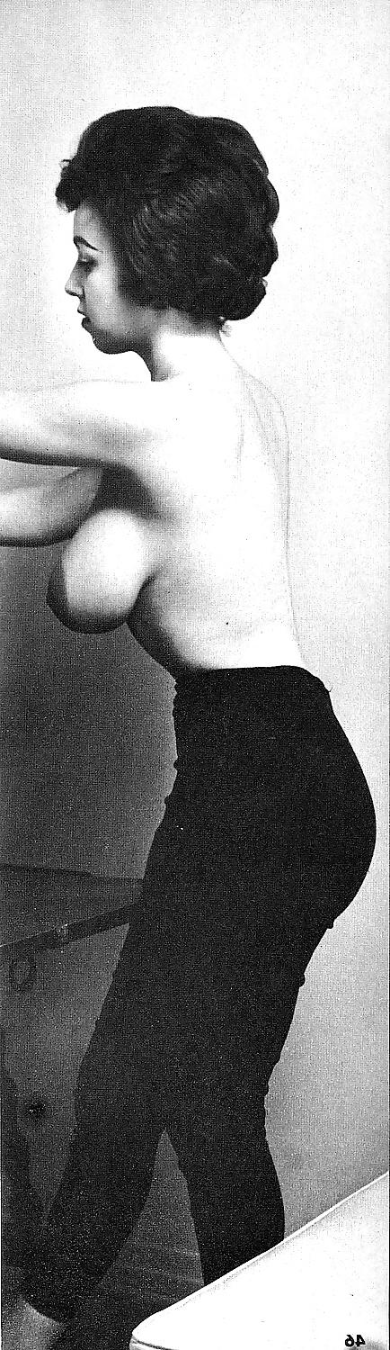 25P Erotic large natural retro breasts 1 - kcxxx