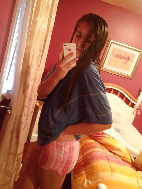 25P Selfies with some booty :)