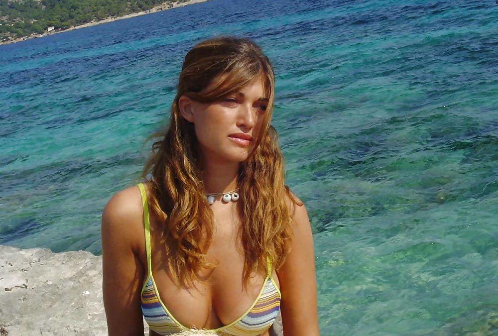 25P Sexy babes at the beach