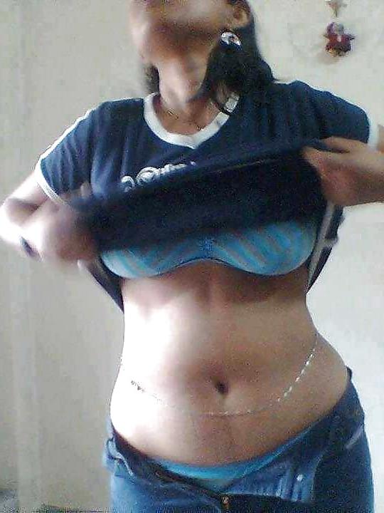 25P Aunty in saree exposing navel and boobs