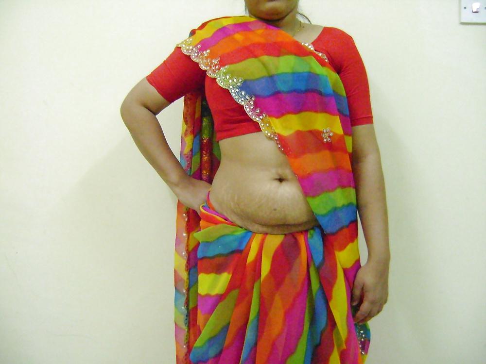 25P Aunty in saree exposing navel and boobs