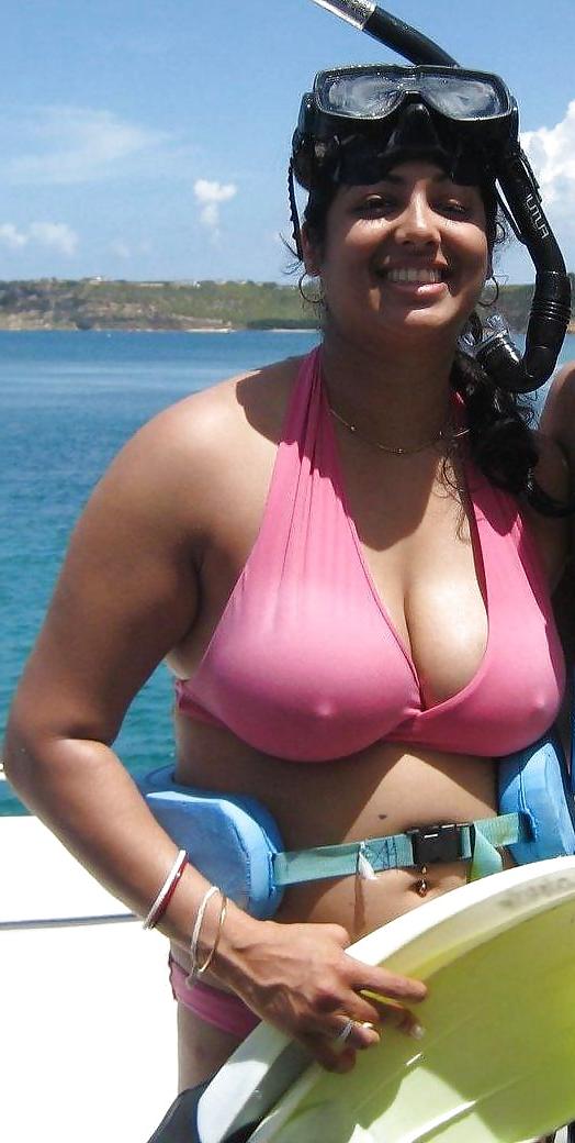 25P Aunty in saree exposing navel and boobs