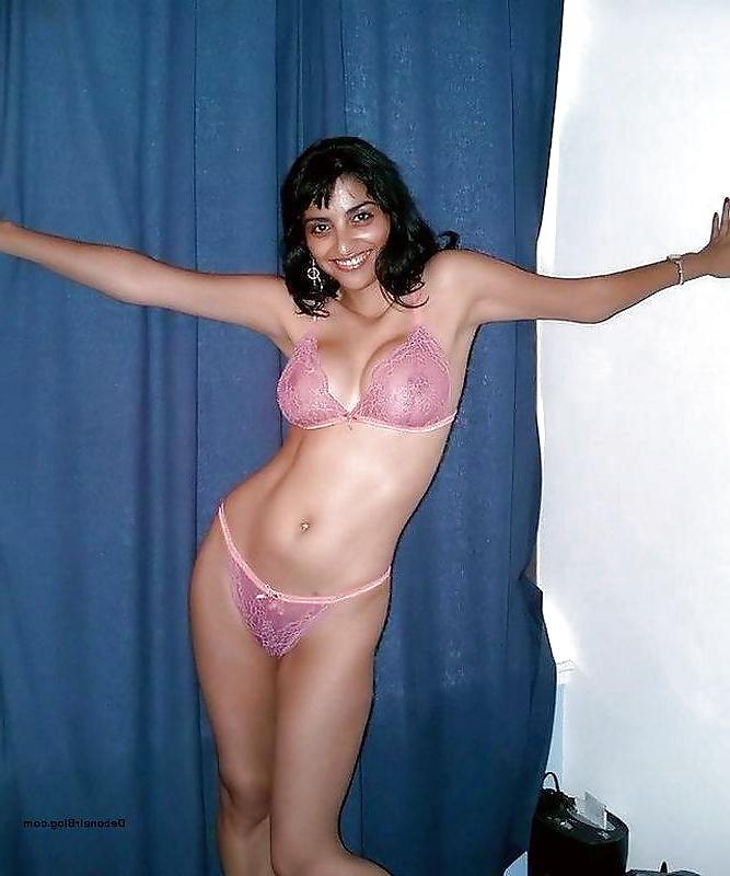 25P Aunty in saree exposing navel and boobs