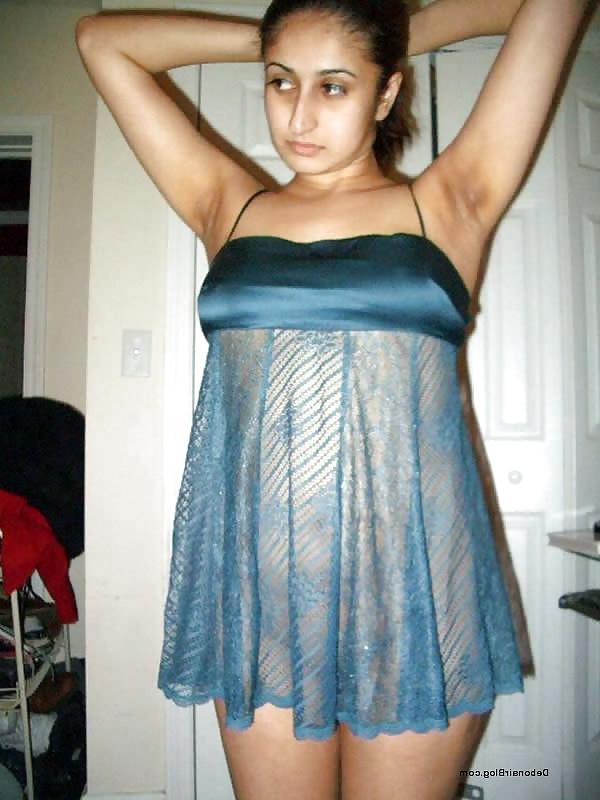 25P Aunty in saree exposing navel and boobs